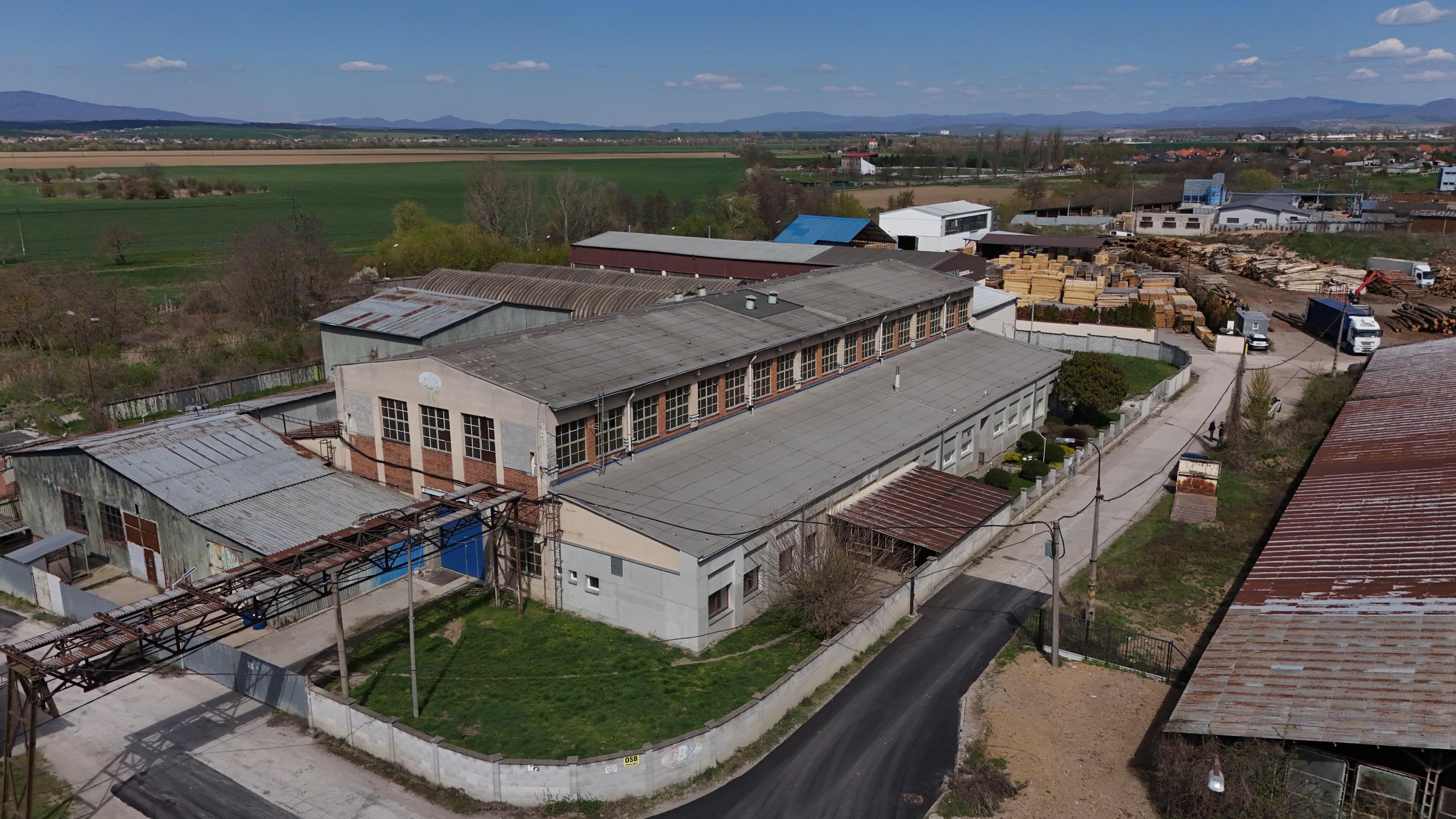 NEWDAY | NA PREDAJ funkčný a udržiavaný výrobný areál | 2400 m2 vnútorná rozloha | 5500 m2 pozemok | Priemyselný park – Bošany