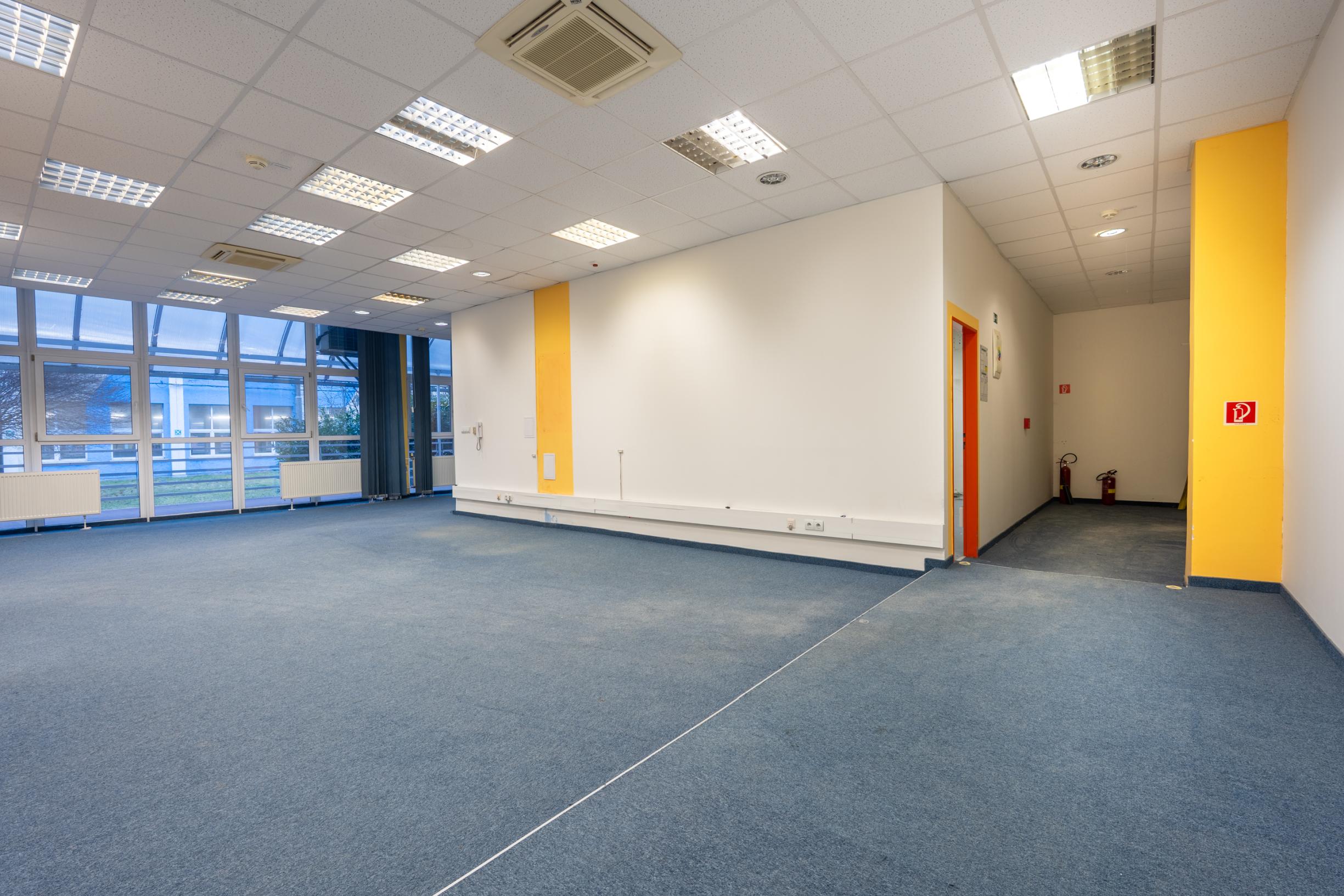 !!! AKCIOVÁ CENA - UŽ OD 3,90 EUR / M2 | NA PRENÁJOM funkčné obchodné / kancelárske priestory rôznej metráže | industriálny park na Nitrianskej ceste - Partizánske