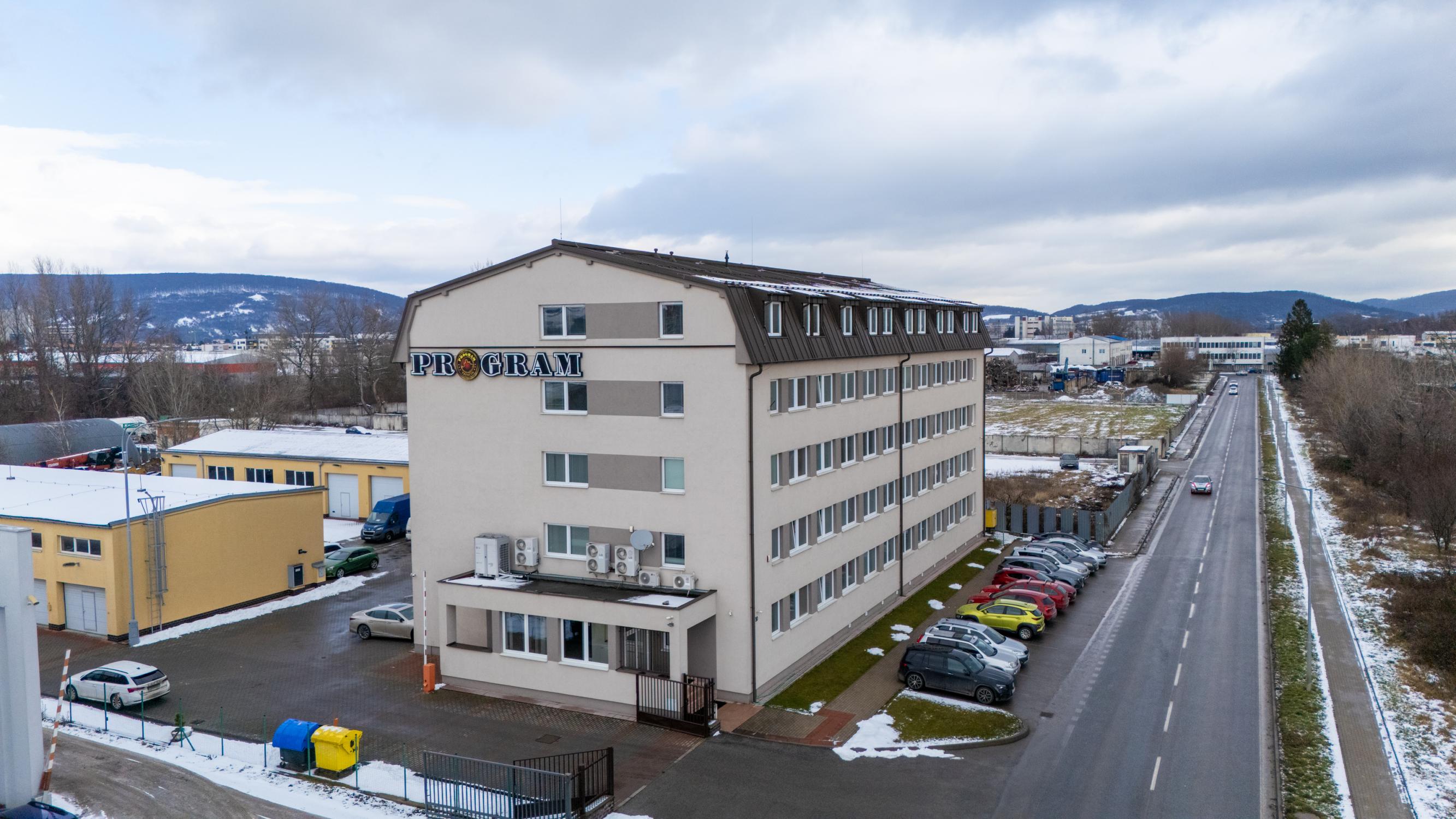 NEWDAY | NA PRENÁJOM kancelárske priestory v budove s recepciou | 18-36 m2 kancelárie | Budova Program® | Brnianska - Trenčín