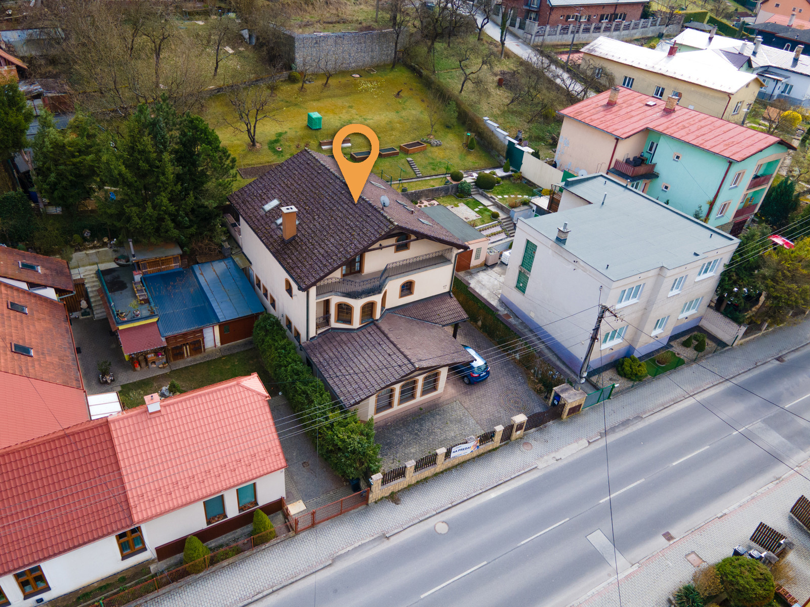 NEWDAY | NA PREDAJ 25-ročný rodinný dom s 2 bytovými jednotkami | 358 m2 úžitková plocha | 420 m2 pozemok | Partizánska - Trenčianske Teplice