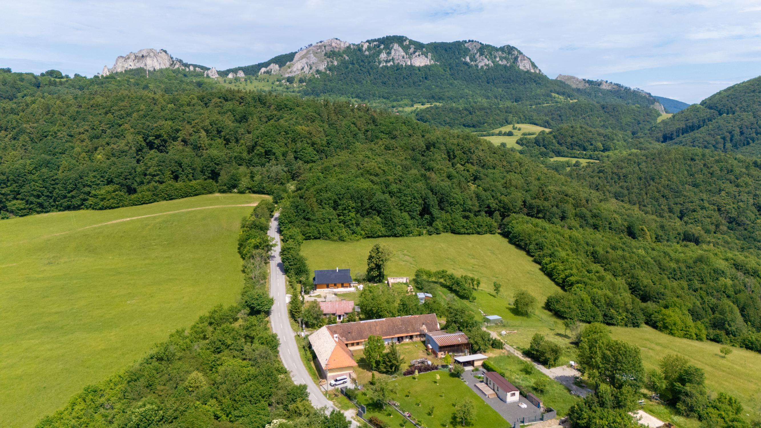 NEWDAY | NA PREDAJ | rekreačný stavebný pozemok (1221 m2) pod Vršatcom s chalupou a plechovým skladom | Horné Dúžavy