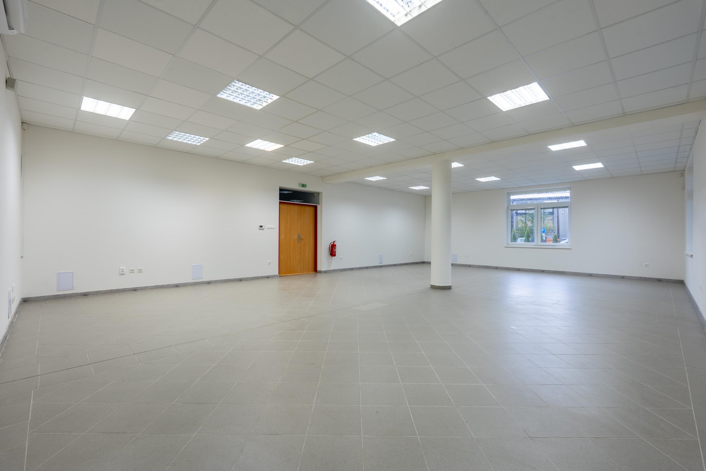 NEWDAY | NA PRENÁJOM obchodný priestor s plechovým skladom | 99 m2 + 40 m2 | Pivovarská - Ilava